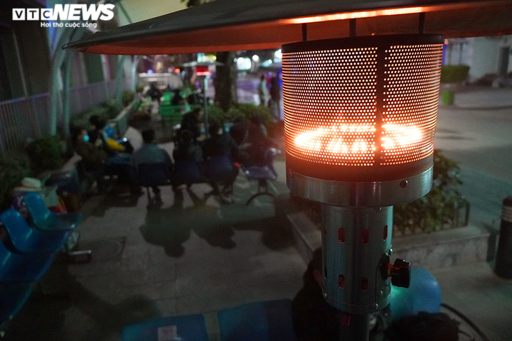 Những cây sưởi xua tan đêm lạnh cho người nhà bệnh nhân nơi hành lang bệnh viện - 9