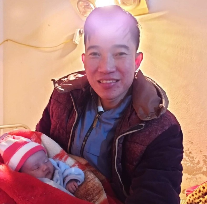 Bé gái sơ sinh 10 ngày tuổi bị bỏ rơi bên quốc lộ giữa đêm giá rét - 1