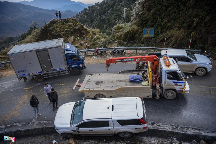Băng tuyết khiến mặt đường đóng băng, tài xế mắt kẹt hai ngày giữa đèo Ô Quy Hồ - 1
