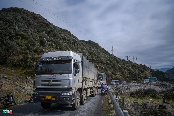 Băng tuyết khiến mặt đường đóng băng, tài xế mắt kẹt hai ngày giữa đèo Ô Quy Hồ - 10