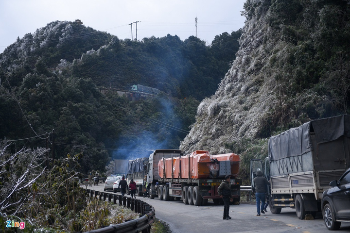 Băng tuyết khiến mặt đường đóng băng, tài xế mắt kẹt hai ngày giữa đèo Ô Quy Hồ - 2