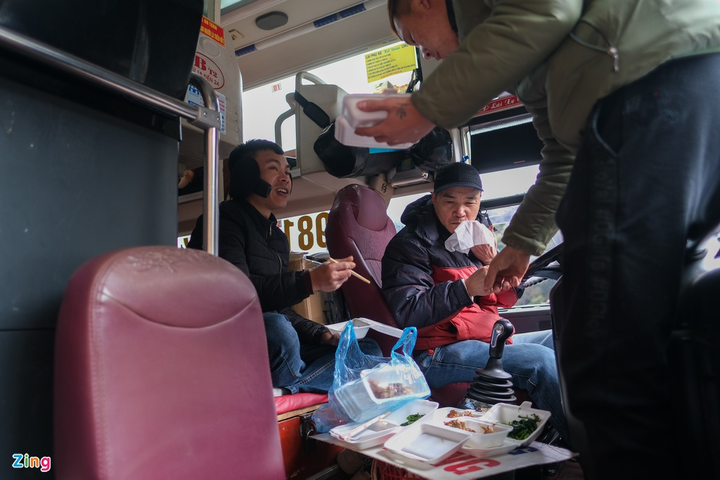 Băng tuyết khiến mặt đường đóng băng, tài xế mắt kẹt hai ngày giữa đèo Ô Quy Hồ - 3