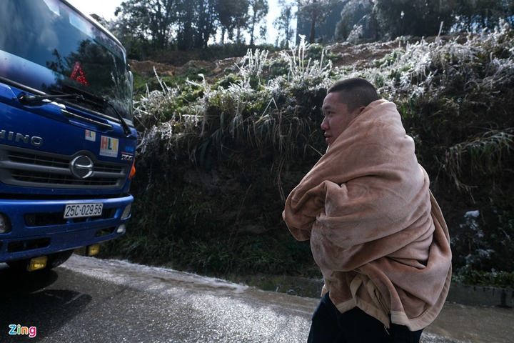Băng tuyết khiến mặt đường đóng băng, tài xế mắt kẹt hai ngày giữa đèo Ô Quy Hồ - 6