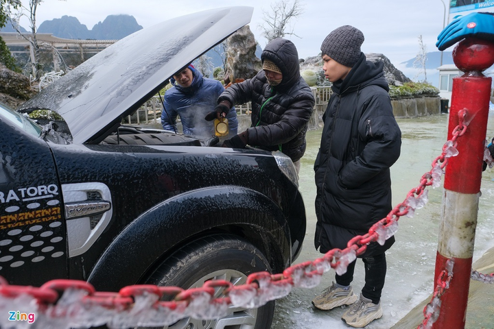 Băng tuyết khiến mặt đường đóng băng, tài xế mắt kẹt hai ngày giữa đèo Ô Quy Hồ - 7