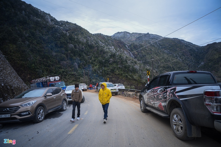 Băng tuyết khiến mặt đường đóng băng, tài xế mắt kẹt hai ngày giữa đèo Ô Quy Hồ - 9