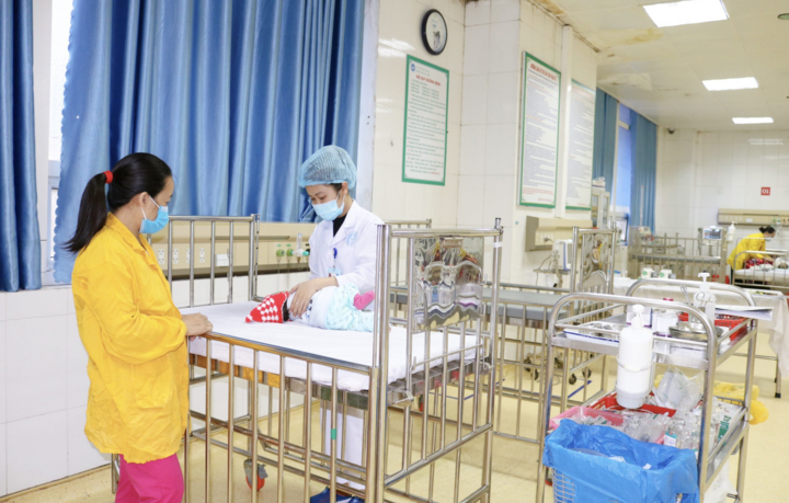 Trẻ ngừng thở khi rửa mũi bằng nước muối, bác sĩ chỉ ra sai lầm cha mẹ mắc phải - 1