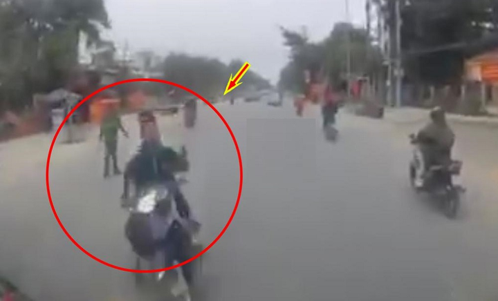 Lạng lách né cảnh sát, hai thanh niên tông thẳng vào ô tô tải - 1