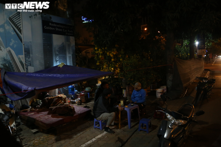 Ảnh: Tiểu thương dựng lều, vạ vật trông đào, quất Tết giữa đêm rét - 5