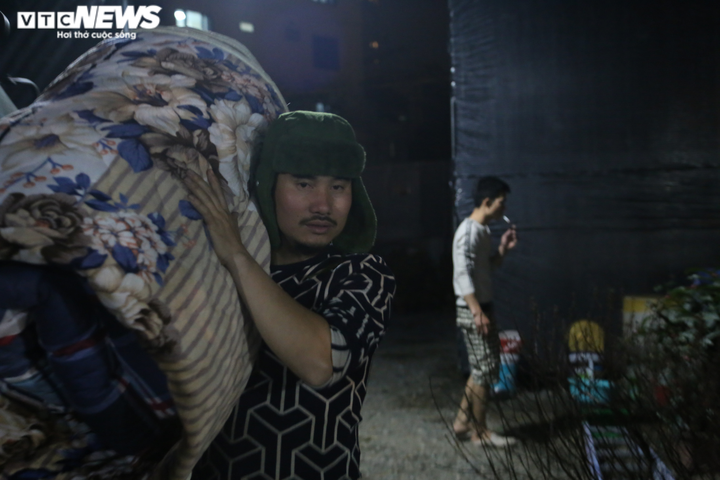 Ảnh: Tiểu thương dựng lều, vạ vật trông đào, quất Tết giữa đêm rét - 10