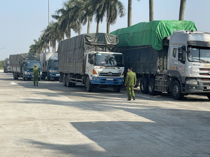 Bắt đoàn xe chở 300 tấn hàng nhập lậu về Hà Nội tiêu thụ - 1