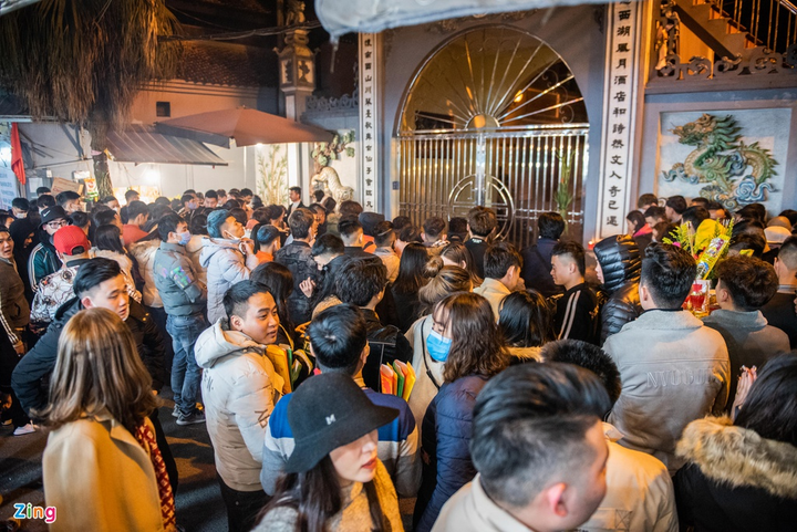 Người dân ùn ùn đến phủ Tây Hồ lễ mùng 1 tháng Chạp từ nửa đêm - 1