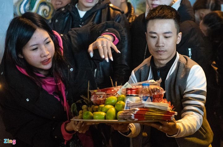 Người dân ùn ùn đến phủ Tây Hồ lễ mùng 1 tháng Chạp từ nửa đêm - 5