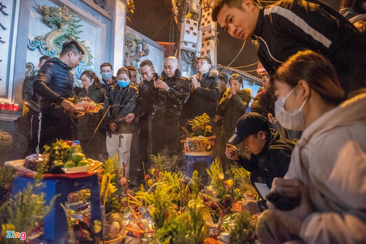 Người dân ùn ùn đến phủ Tây Hồ lễ mùng 1 tháng Chạp từ nửa đêm - 3