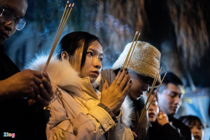 Người dân ùn ùn đến phủ Tây Hồ lễ mùng 1 tháng Chạp từ nửa đêm - 6