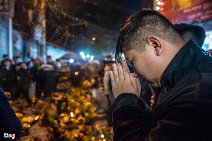 Người dân ùn ùn đến phủ Tây Hồ lễ mùng 1 tháng Chạp từ nửa đêm - 7