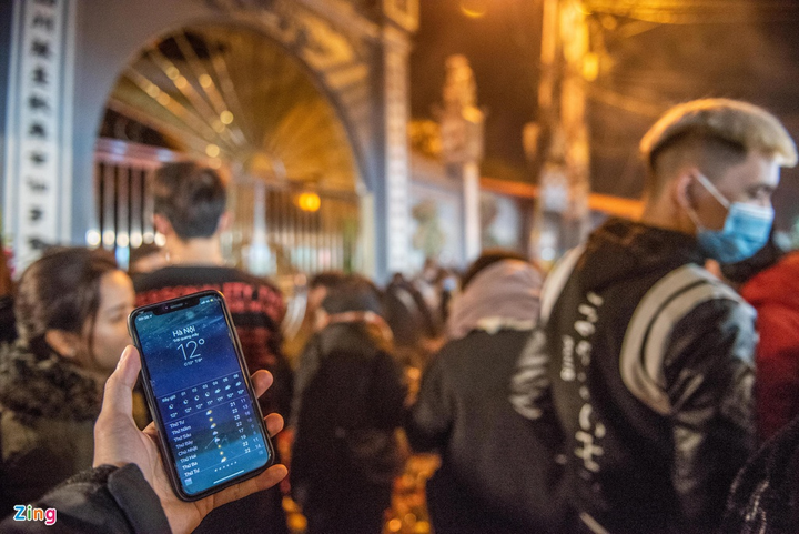 Người dân ùn ùn đến phủ Tây Hồ lễ mùng 1 tháng Chạp từ nửa đêm - 2