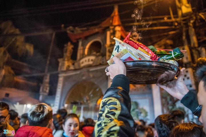 Người dân ùn ùn đến phủ Tây Hồ lễ mùng 1 tháng Chạp từ nửa đêm - 4