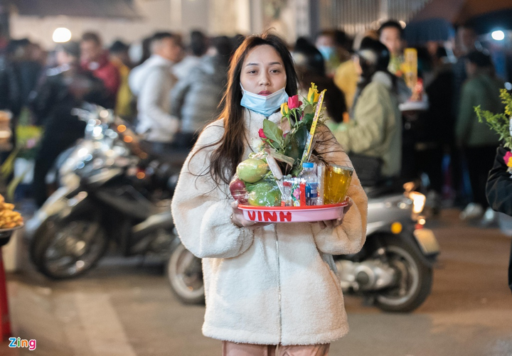 Người dân ùn ùn đến phủ Tây Hồ lễ mùng 1 tháng Chạp từ nửa đêm - 12