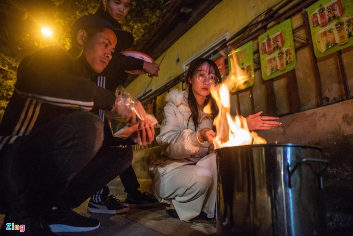 Người dân ùn ùn đến phủ Tây Hồ lễ mùng 1 tháng Chạp từ nửa đêm - 9