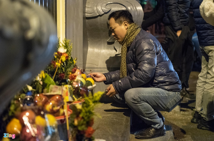 Người dân ùn ùn đến phủ Tây Hồ lễ mùng 1 tháng Chạp từ nửa đêm - 8