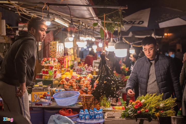 Người dân ùn ùn đến phủ Tây Hồ lễ mùng 1 tháng Chạp từ nửa đêm - 10