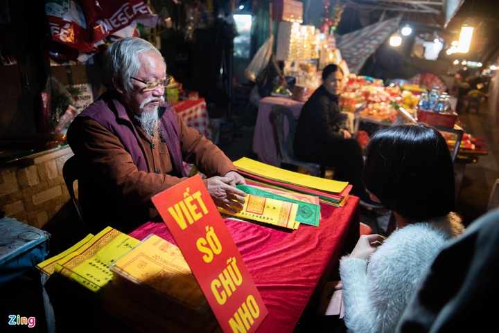 Người dân ùn ùn đến phủ Tây Hồ lễ mùng 1 tháng Chạp từ nửa đêm - 11