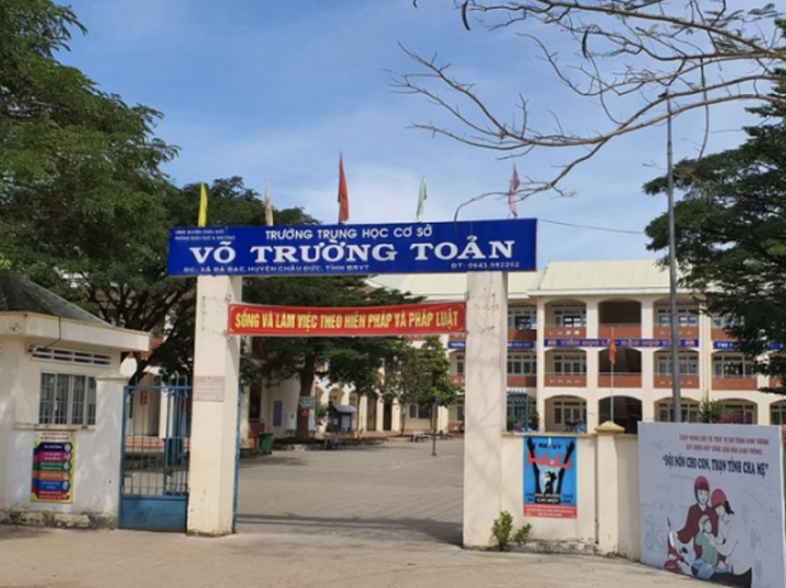 Công an điều tra vụ nữ sinh lớp 7 tự sinh con trong nhà vệ sinh - 1