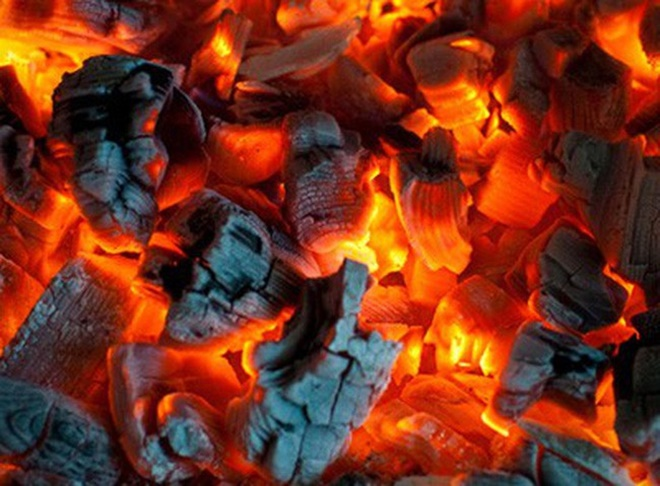 Sưởi ấm bằng than củi - thói quen chết người cần bỏ ngay - 1