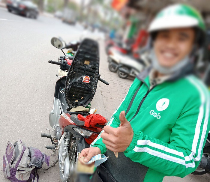 Lương không đủ sống, phải ngửa tay xin bố mẹ, thầy giáo bỏ nghề đi chạy xe ôm - 1