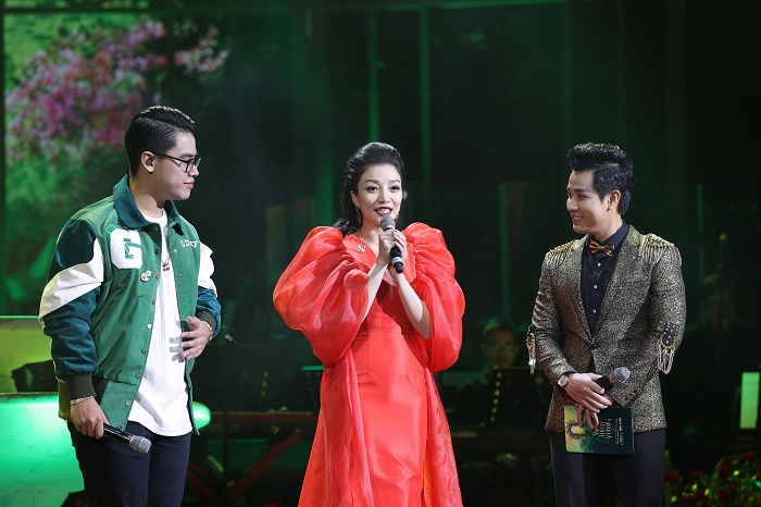 Bỏ sân khấu xuống với khán giả, Mỹ Tâm được gọi 'ca sĩ khỏe nhất đêm nay' - 3