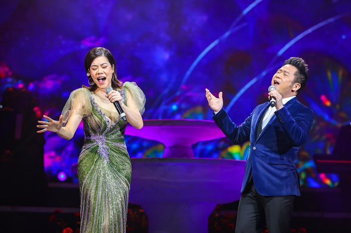 Bỏ sân khấu xuống với khán giả, Mỹ Tâm được gọi 'ca sĩ khỏe nhất đêm nay' - 5