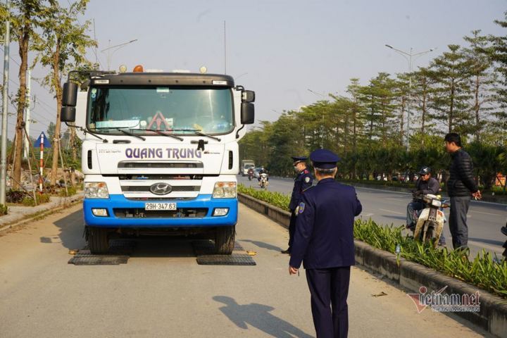 Xe đầu kéo chở dầm thép dài gần 50m nghênh ngang đi từ Bắc Giang ra Hà Nội - 2