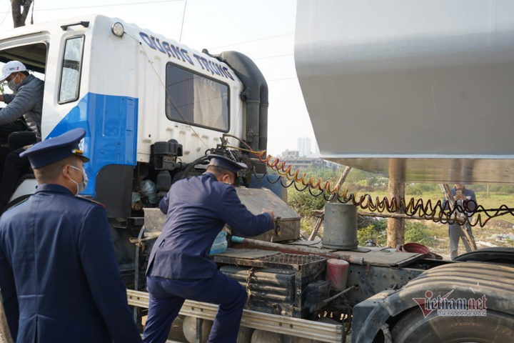 Xe đầu kéo chở dầm thép dài gần 50m nghênh ngang đi từ Bắc Giang ra Hà Nội - 3