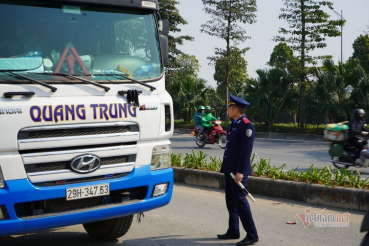 Xe đầu kéo chở dầm thép dài gần 50m nghênh ngang đi từ Bắc Giang ra Hà Nội - 5