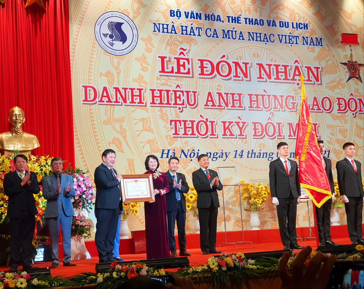 Nhà hát Ca múa nhạc VN nhận danh hiệu Anh hùng Lao động thời kỳ đổi mới - 1