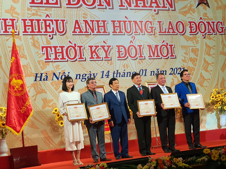 Nhà hát Ca múa nhạc VN nhận danh hiệu Anh hùng Lao động thời kỳ đổi mới - 2