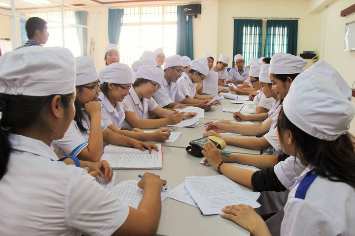 Trường tư đua nhau mở ngành sức khoẻ: Lo ngại đào tạo bác sĩ như 'lò ấp' trứng - 1