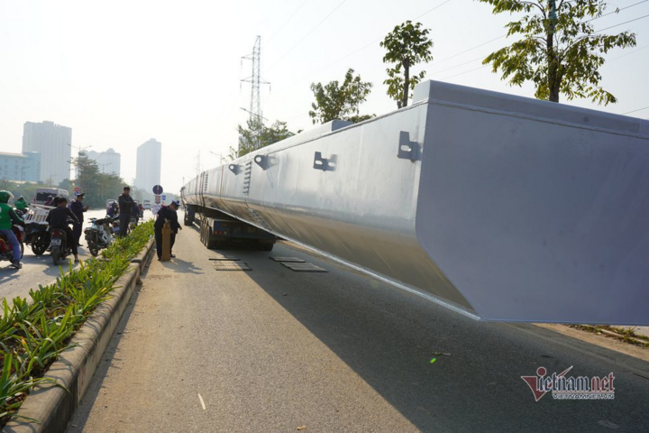 Xe đầu kéo chở dầm thép dài gần 50m nghênh ngang đi từ Bắc Giang ra Hà Nội - 1