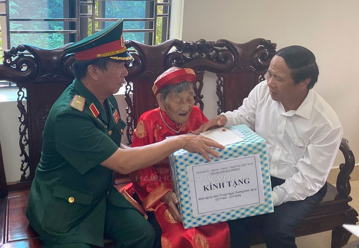 Hải Phòng tặng quà Tết Tân Sửu các gia đình có công với cách mạng - 1