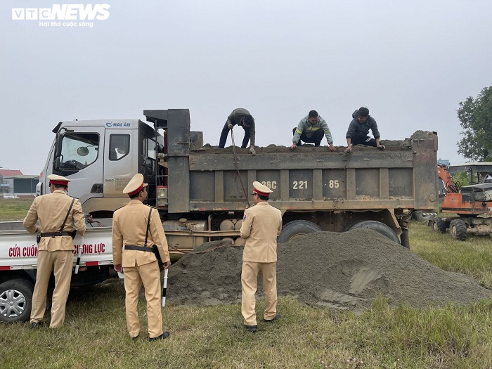 CSGT Thanh Hóa xử lý nhiều xe tải cơi nới thành thùng - 2