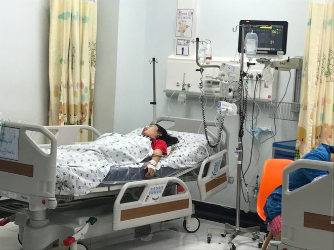 Bị mẹ mắng, bé gái 15 tuổi uống 28 viên thuốc chống trầm cảm - 1