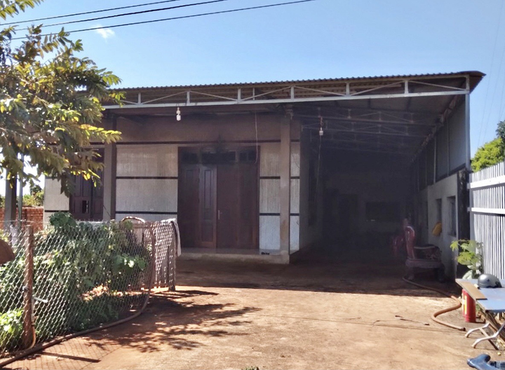 Người đàn ông đuổi vợ con khỏi nhà rồi tẩm xăng tự thiêu - 1