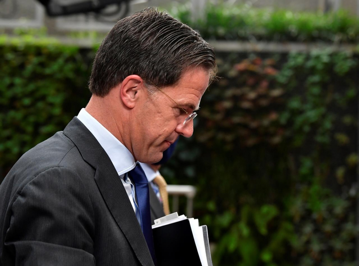 Sau bê bối tiền trợ cấp trẻ em, Thủ tướng Hà Lan từ chức - 1