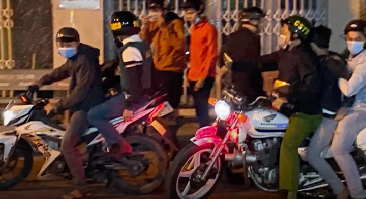 Công an nổ súng vây bắt nhóm thanh niên đua xe ở TP.HCM - 1