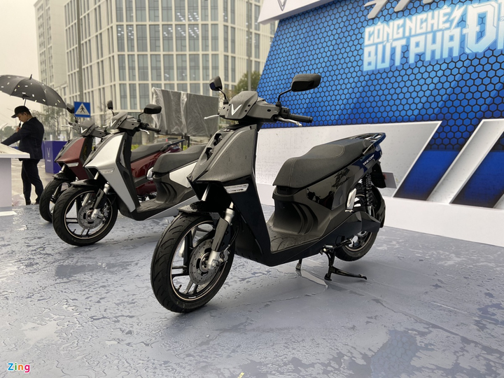 VinFast ra mắt xe máy điện Theon, cùng kích cỡ Honda SH - 2