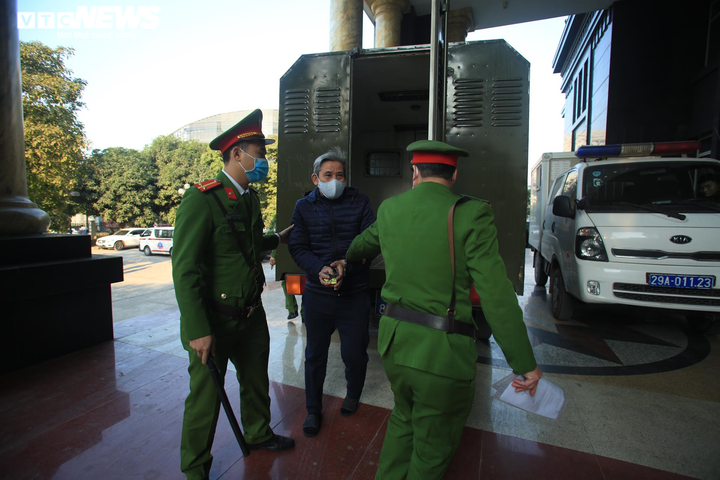 Ảnh: Cựu Bộ trưởng Công Thương Vũ Huy Hoàng tiếp tục hầu toà - 9