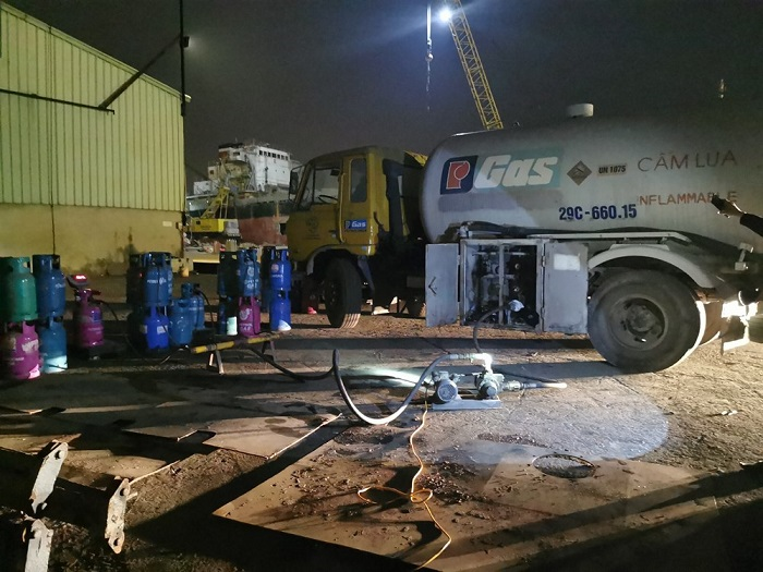 Đột kích, bắt quả tang 5 người sang chiết gas trái phép tại cảng ở Hải Phòng - 1