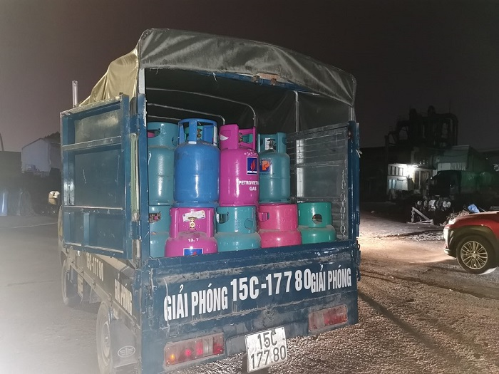 Đột kích, bắt quả tang 5 người sang chiết gas trái phép tại cảng ở Hải Phòng - 2