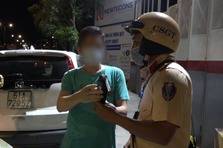 Bị CSGT kiểm tra nồng độ cồn, tài xế giơ thẻ luật sư - 1