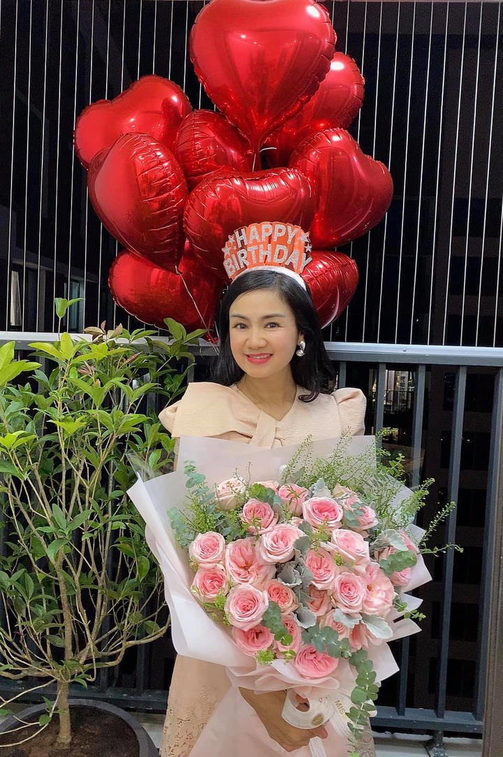 Nhan sắc trẻ trung, xinh đẹp của bà Bạch Cúc phim 'Hướng dương ngược nắng' - 9